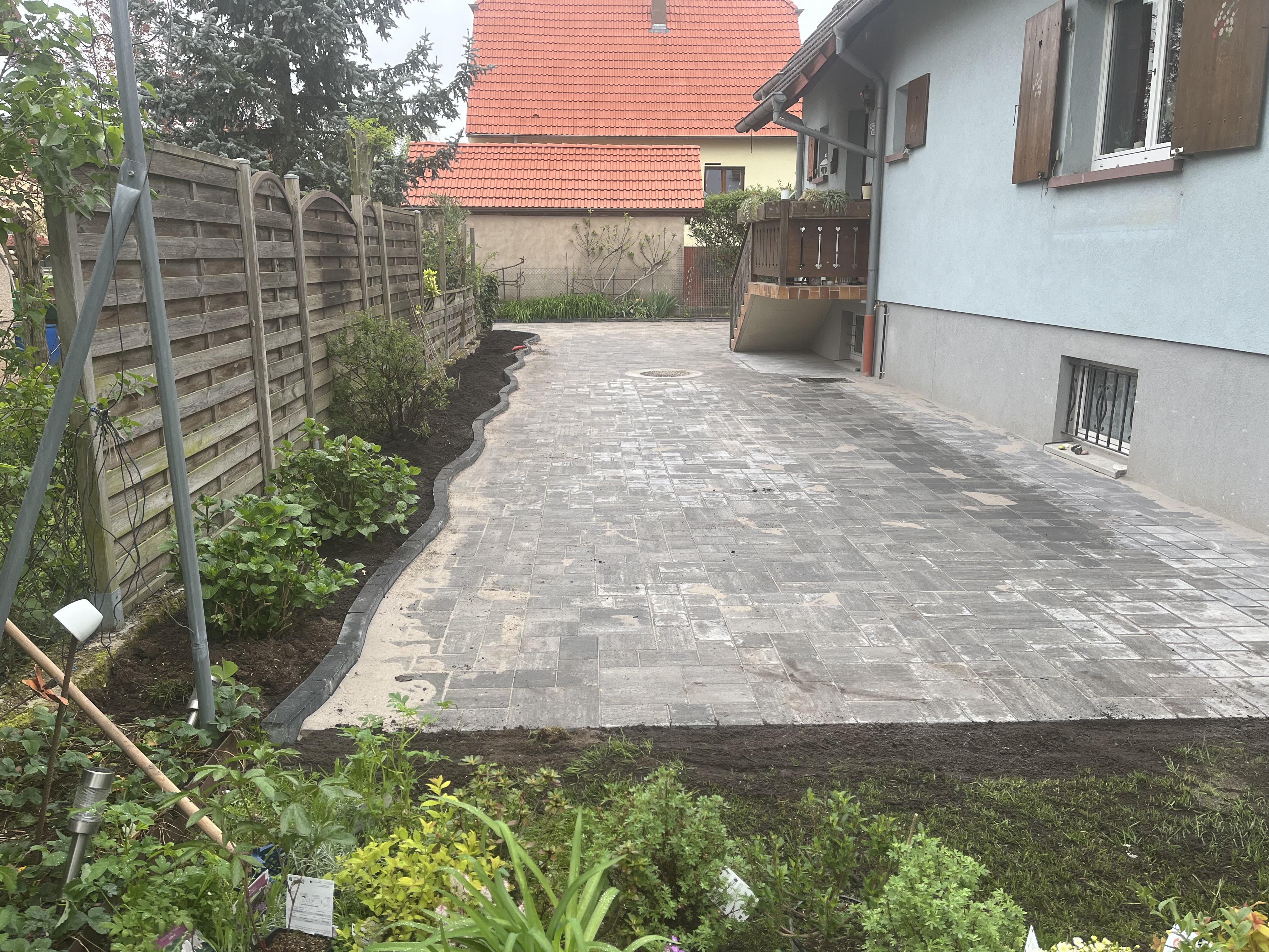 Construction de cours en pavé avec carré potagé en beton à Haguenau par TP Ruhland